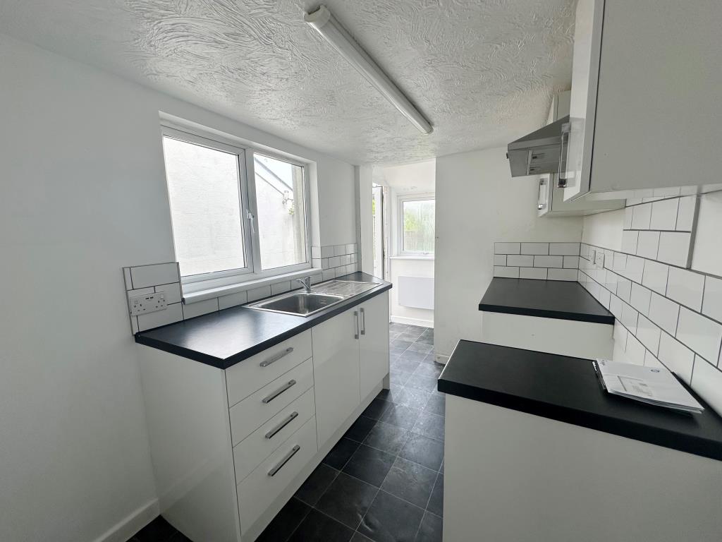 Lot: 115 - MID-TERRACE HOUSE FOR REFURBISHMENT - kitchen